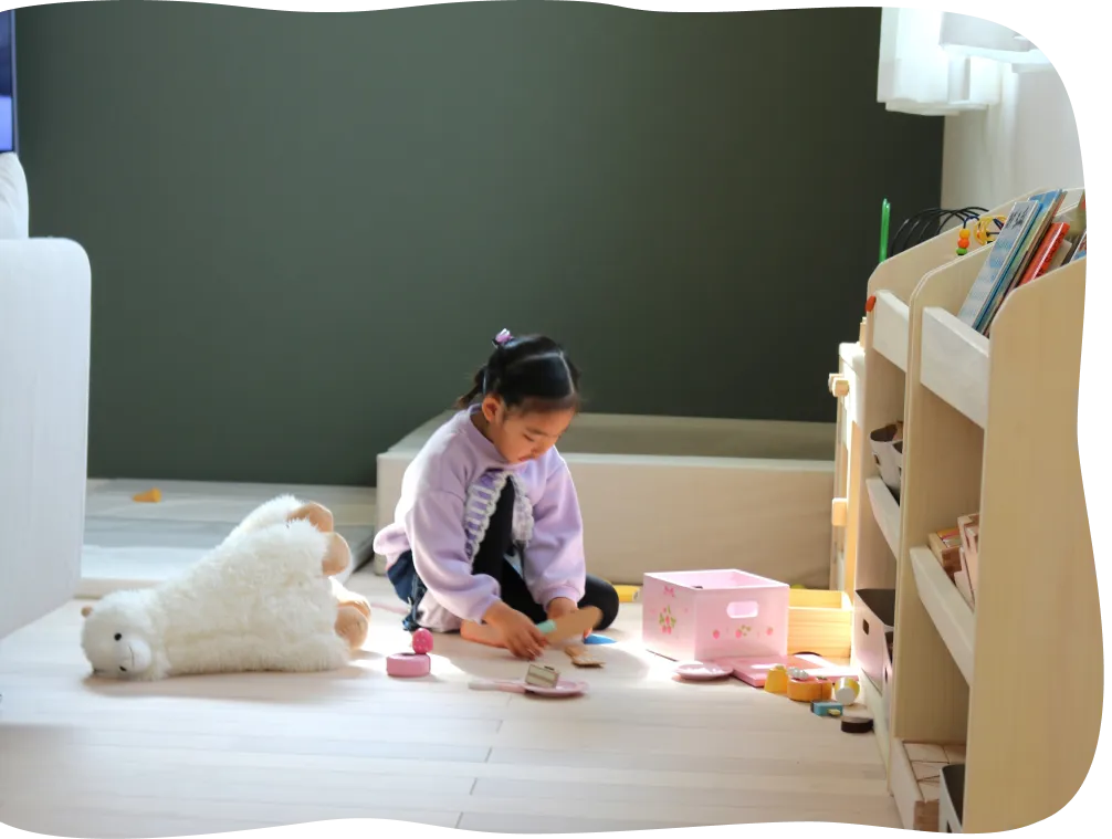 おもちゃで遊ぶ女の子