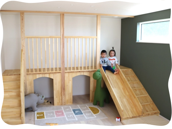 アスレチックに座るこども