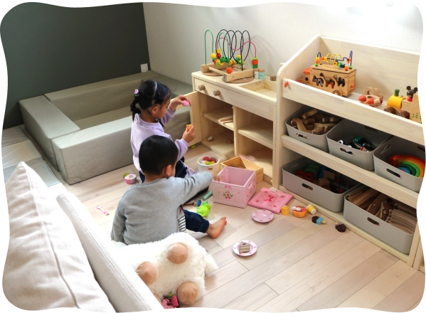 おもちゃで遊ぶ男の子と女の子