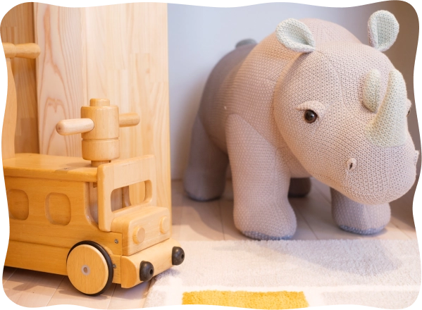 カバのぬいぐるみと車のおもちゃ