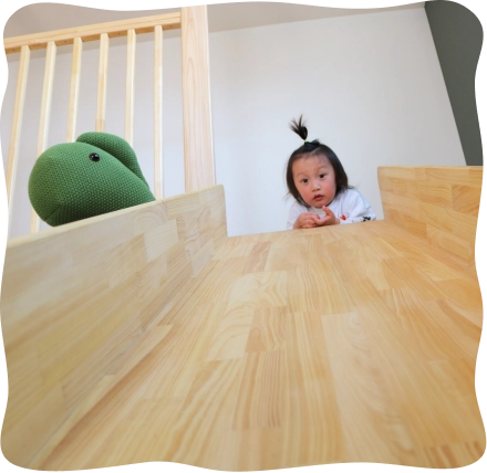 滑り台の上にいる女の子