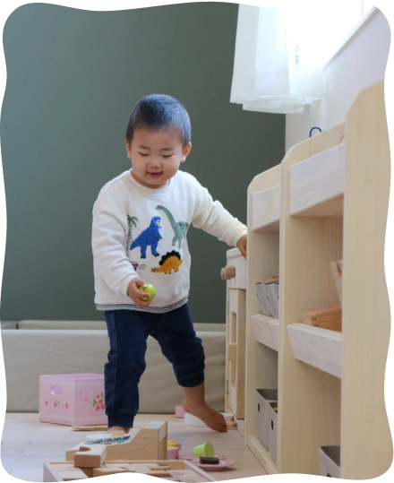 おもちゃで遊ぶ男の子